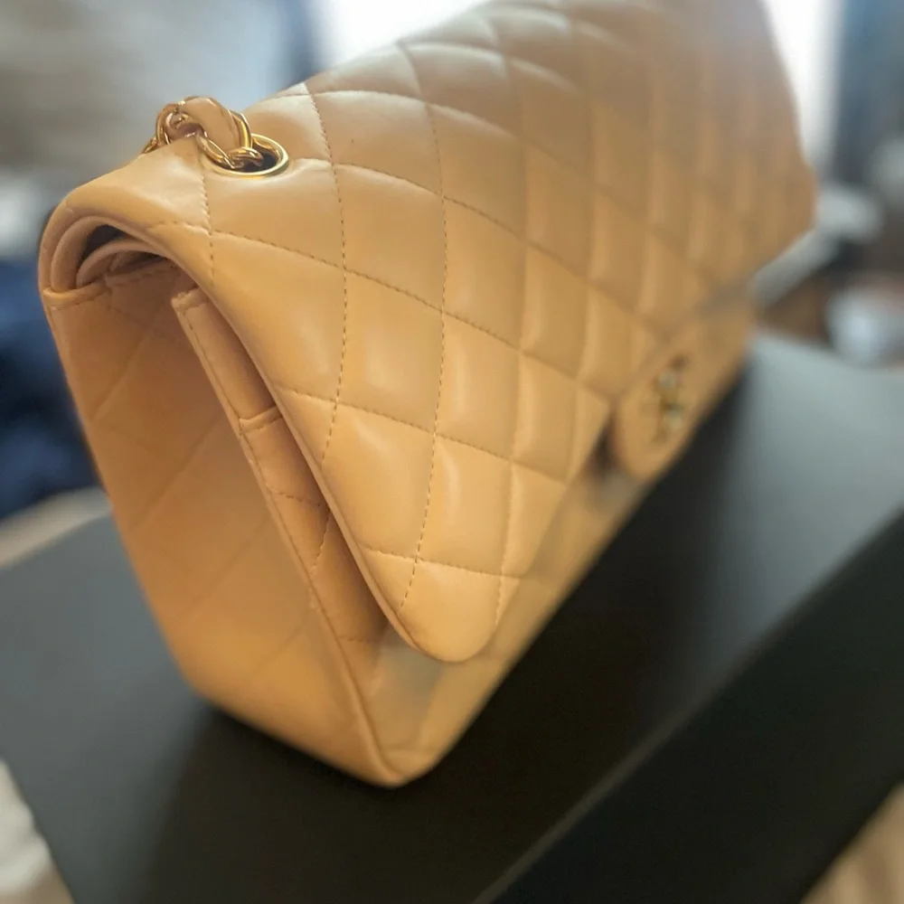 Brand new classic jumbo Chanel only used 1 time. Cream color - Picture 7 of 7